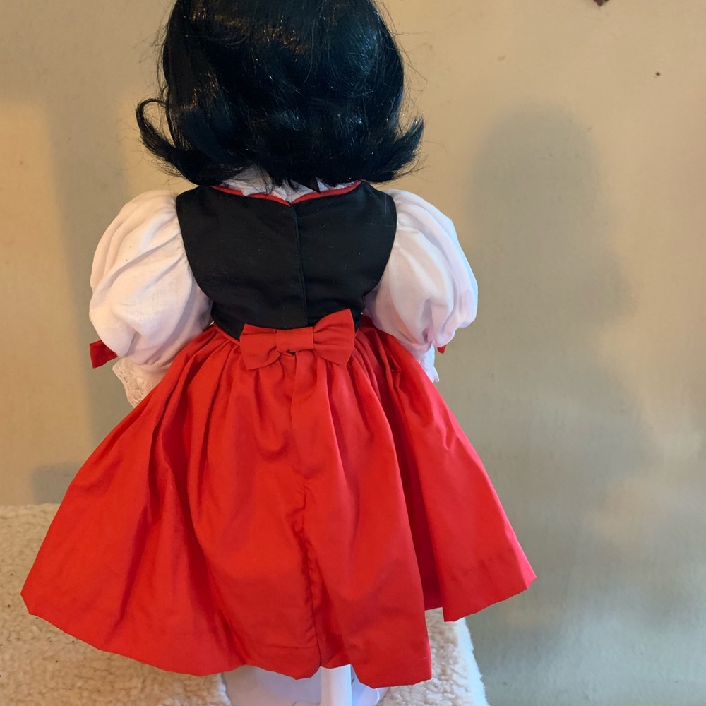 Snow White doll. By Thelma Resch - Picture 4 of 8